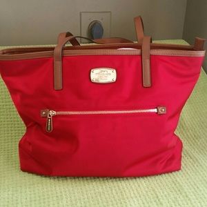 ✨SALE: ✨Red nylon Michael Kors tote + free sample